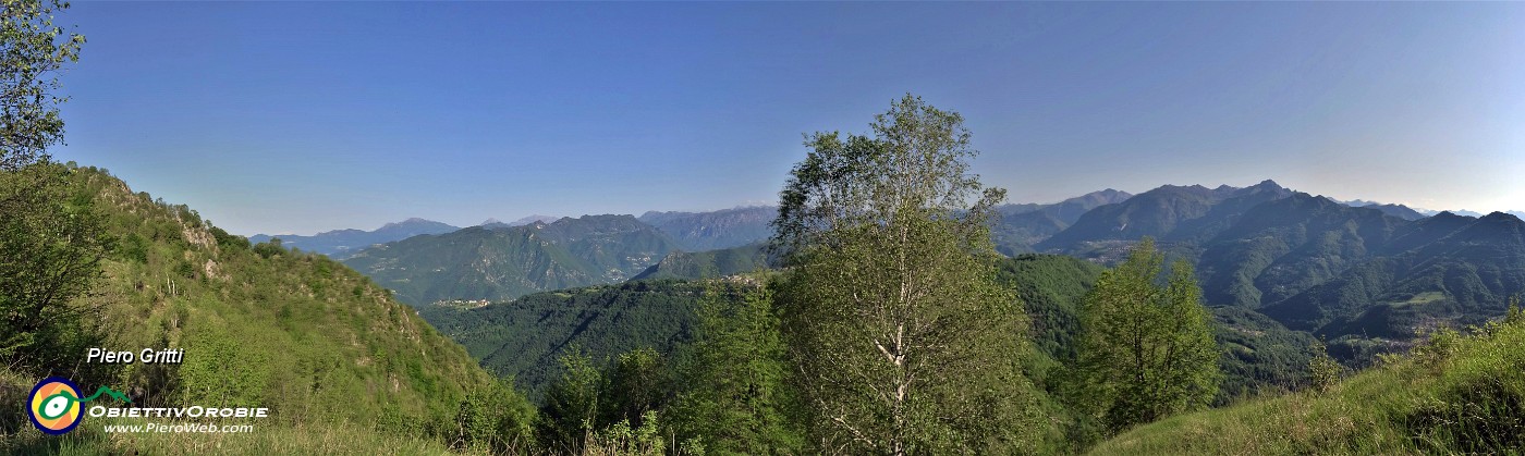 11 Vista panoramica sull'alta Val Serina con Alben e Menna e verso le Orobie.jpg